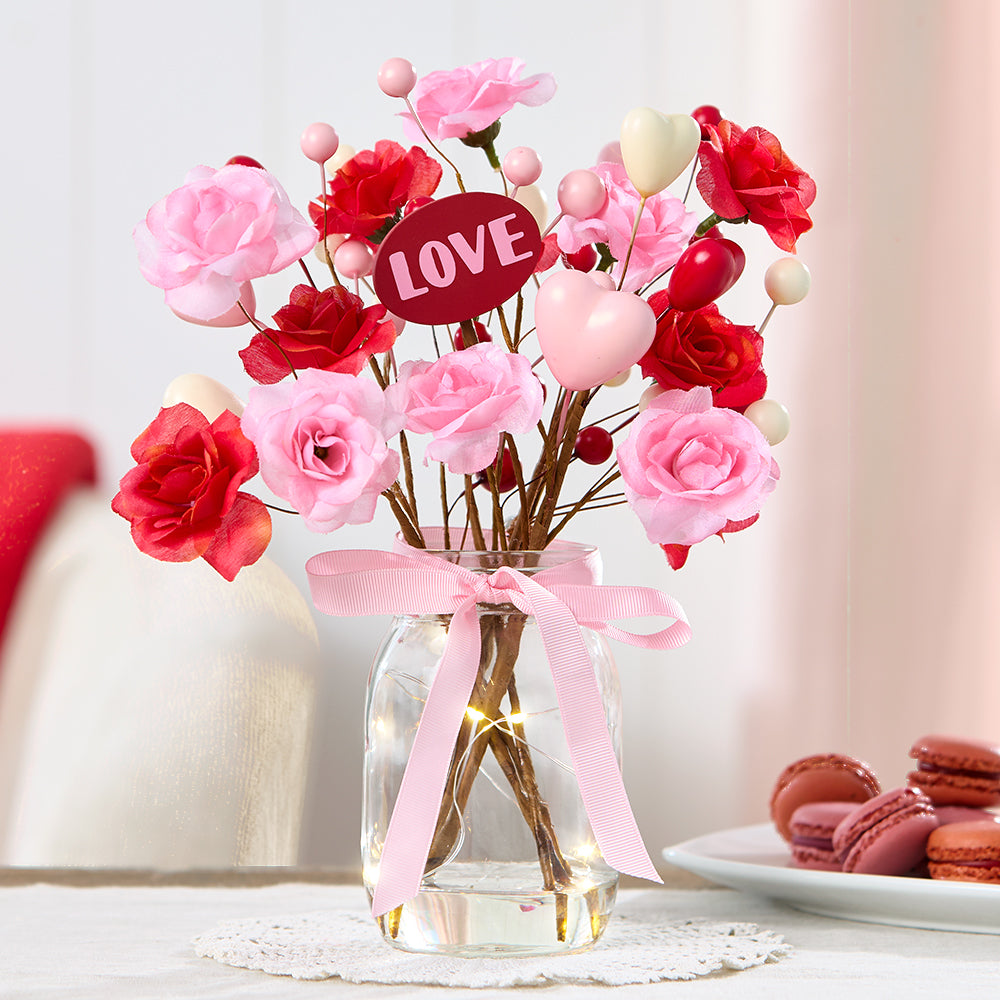 Valentine_s-Fairy-Light-Vase-With-Heart-and-Flower-Bouquet